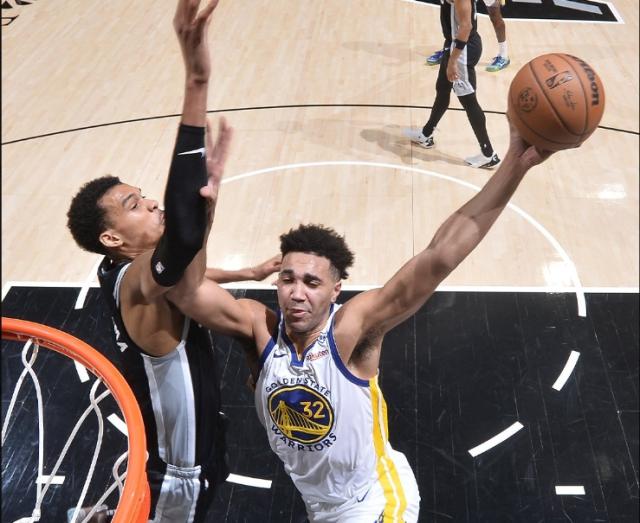 大帽字母+隔扣文班 起伏赛季勇士挖掘出内线宝藏